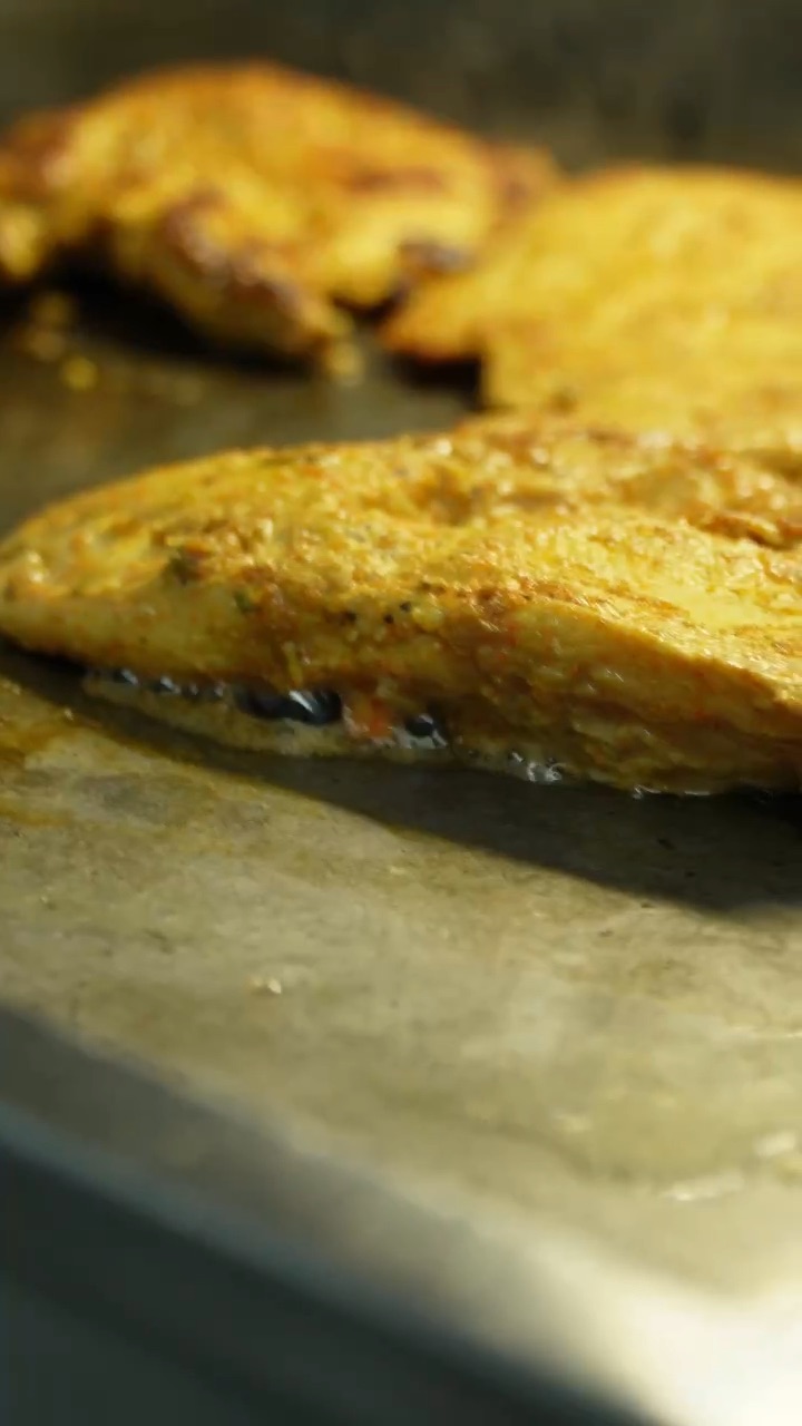 Suco de laranja sendo servido no copo do Trailer do Julião